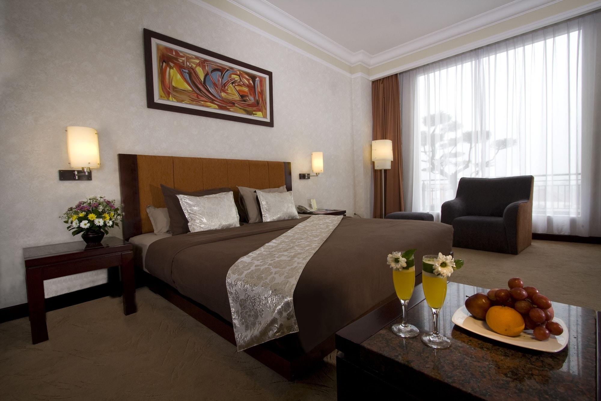 Grand Wahid Hotel Salatiga Exterior photo