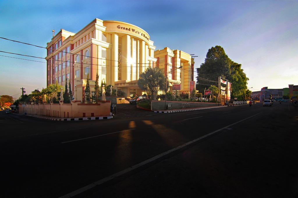 Grand Wahid Hotel Salatiga Exterior photo