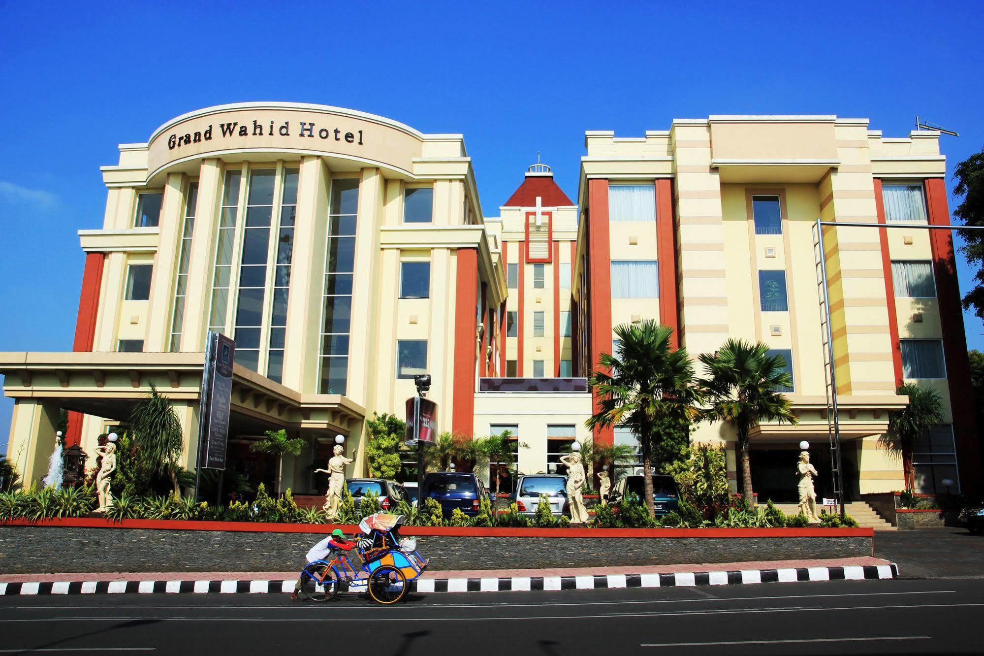 Grand Wahid Hotel Salatiga Exterior photo