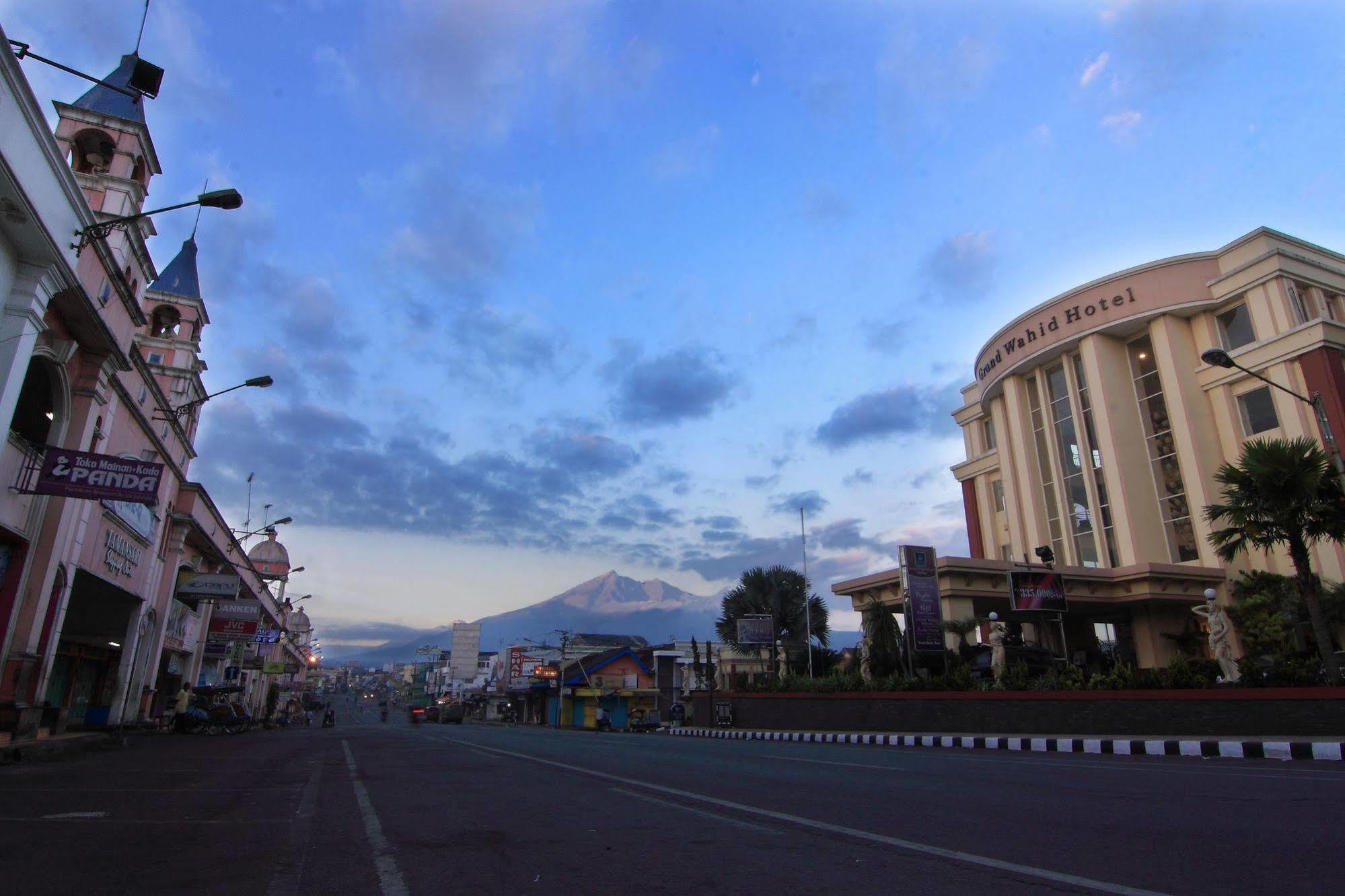 Grand Wahid Hotel Salatiga Exterior photo